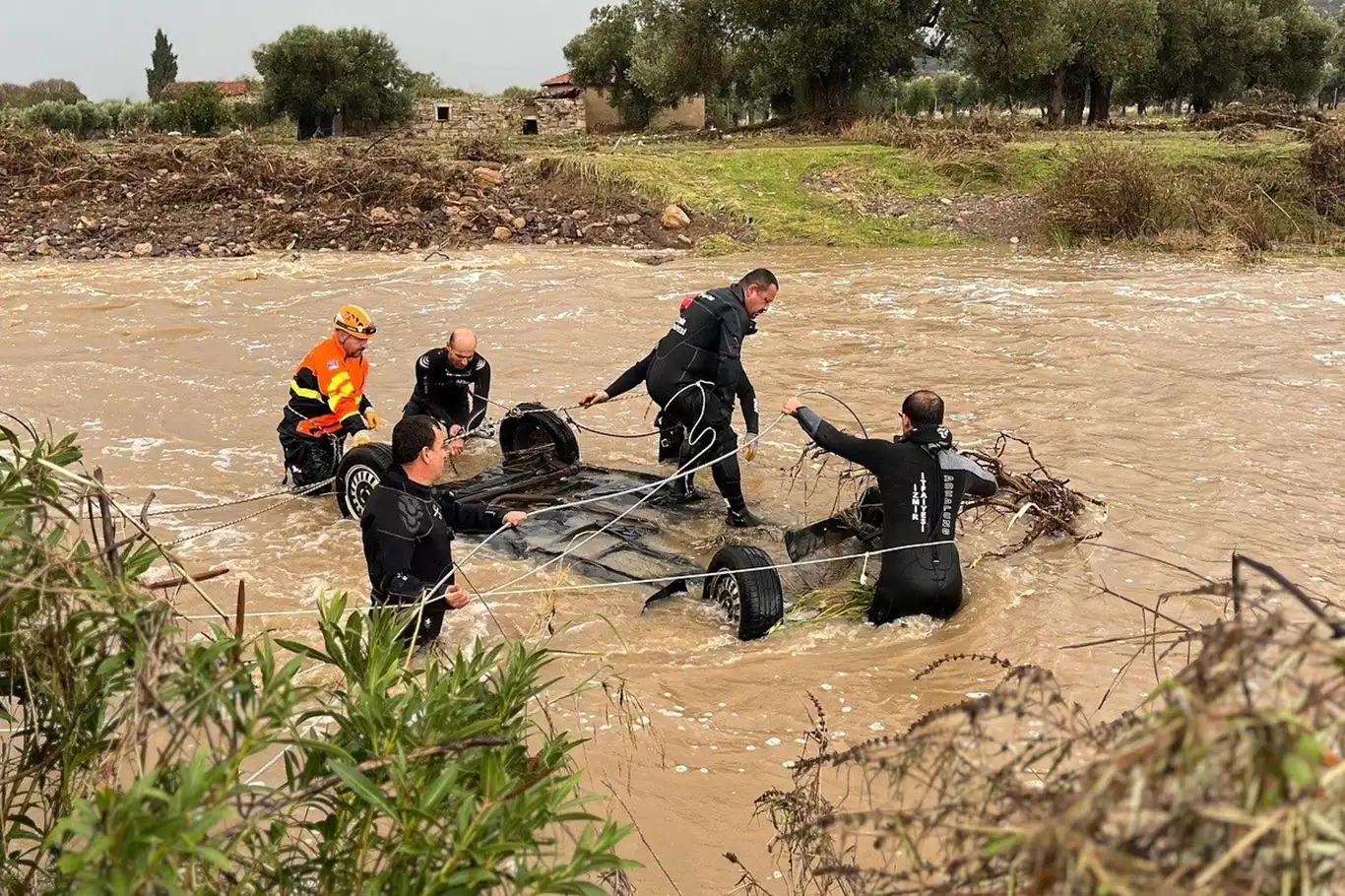 İzmir'de selde kaybolan kişiyi arama çalışmaları sürüyor