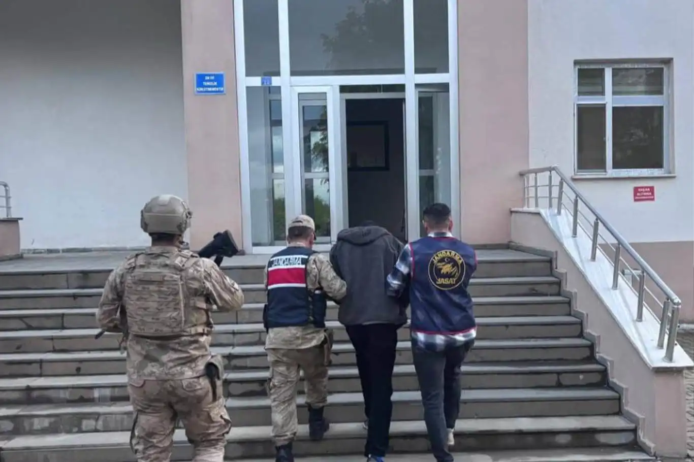 Bingöl’de aranan şahıs jandarma ekiplerince yakalandı Bingöl’de aranan şahıs jandarma ekiplerince yakalandı