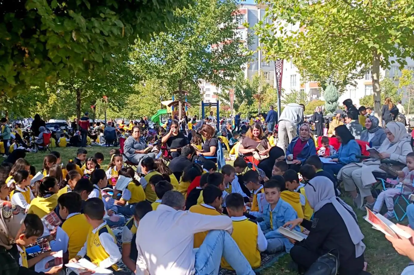 Batman'da ilkokuldan "Aile Yılı"na özel okuma etkinliği Batman'da ilkokuldan "Aile Yılı"na özel okuma etkinliği