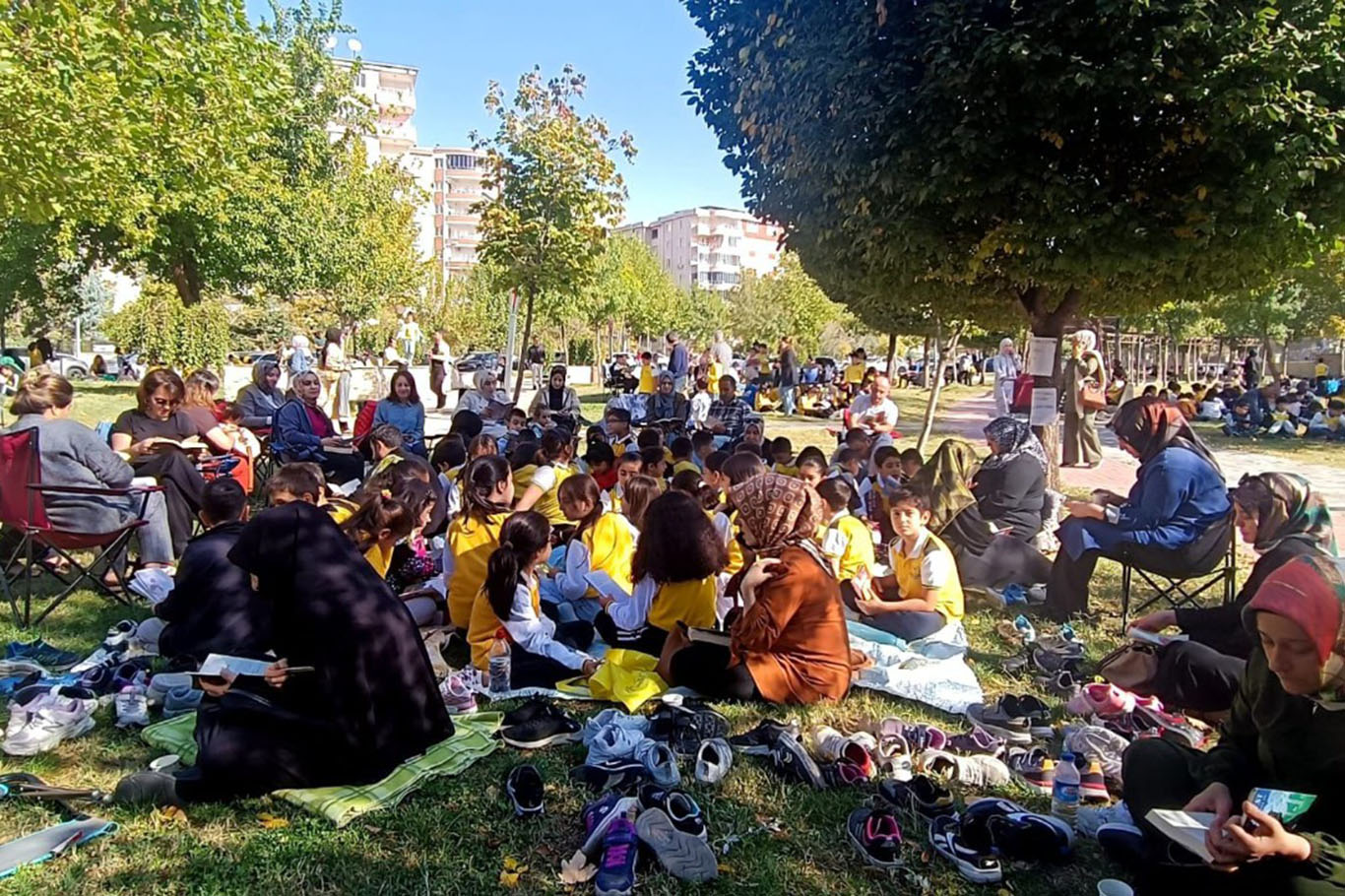 Batman'da ilkokuldan "Aile Yılı"na özel okuma etkinliği Batman'da ilkokuldan "Aile Yılı"na özel okuma etkinliği