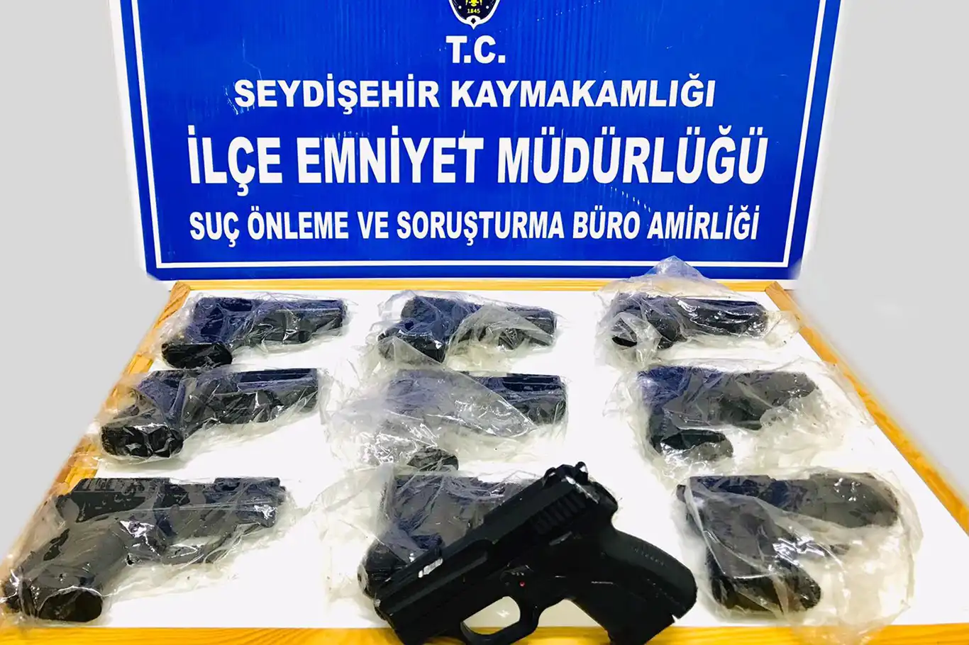 Konya’da kaçak silah operasyonu: 4 kişi yakalandı Konya’da kaçak silah operasyonu: 4 kişi yakalandı