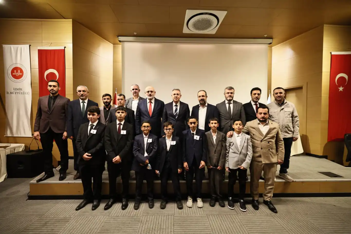Kur’an-ı Kerim’i güzel okuma yarışması Türkiye finali İzmir’de gerçekleştirildi Kur’an-ı Kerim’i güzel okuma yarışması Türkiye finali İzmir’de gerçekleştirildi