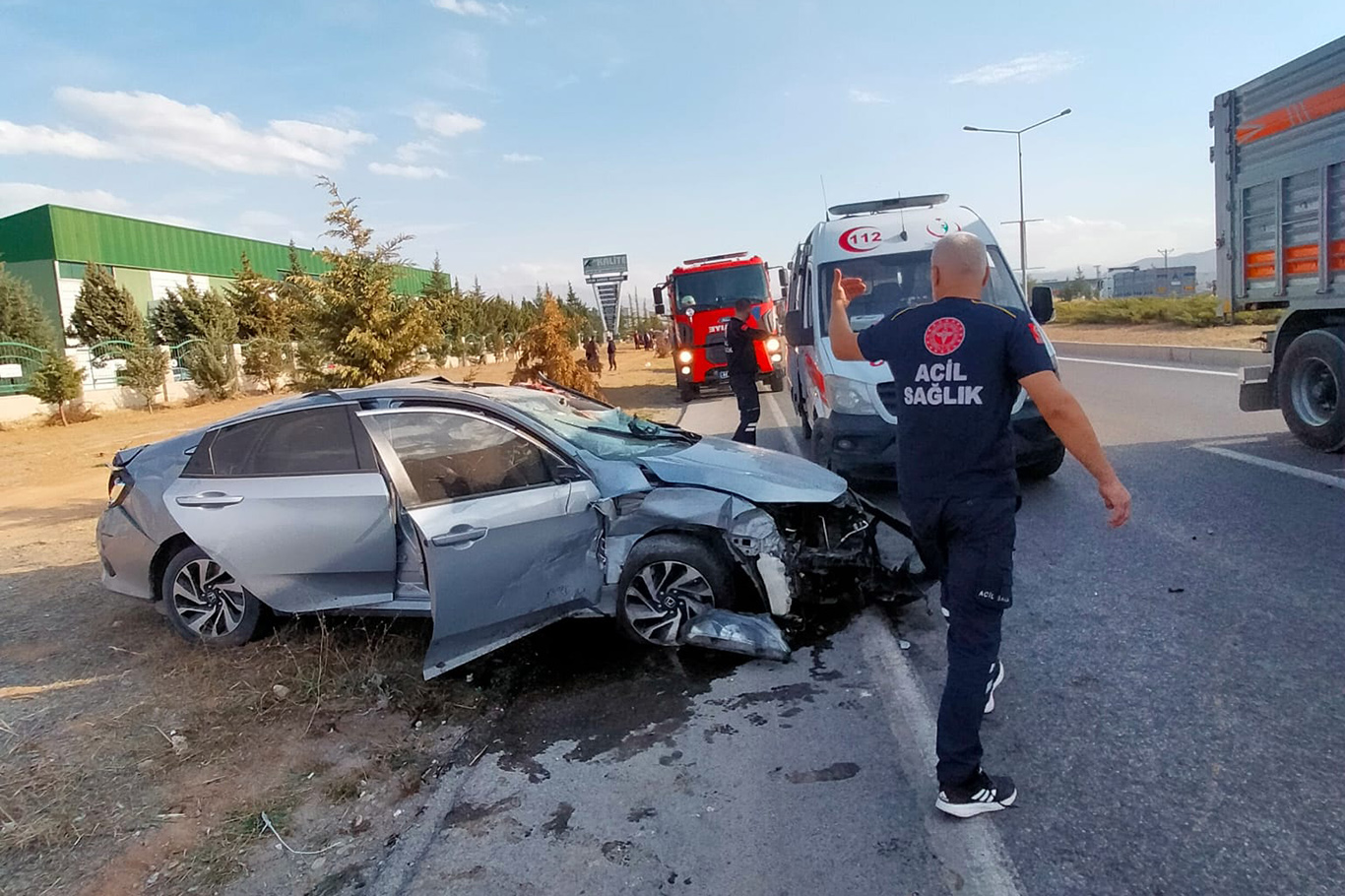Malatya'da iki otomobil çarpıştı: 1'i ağır 2 yaralı Malatya'da iki otomobil çarpıştı: 1'i ağır 2 yaralı