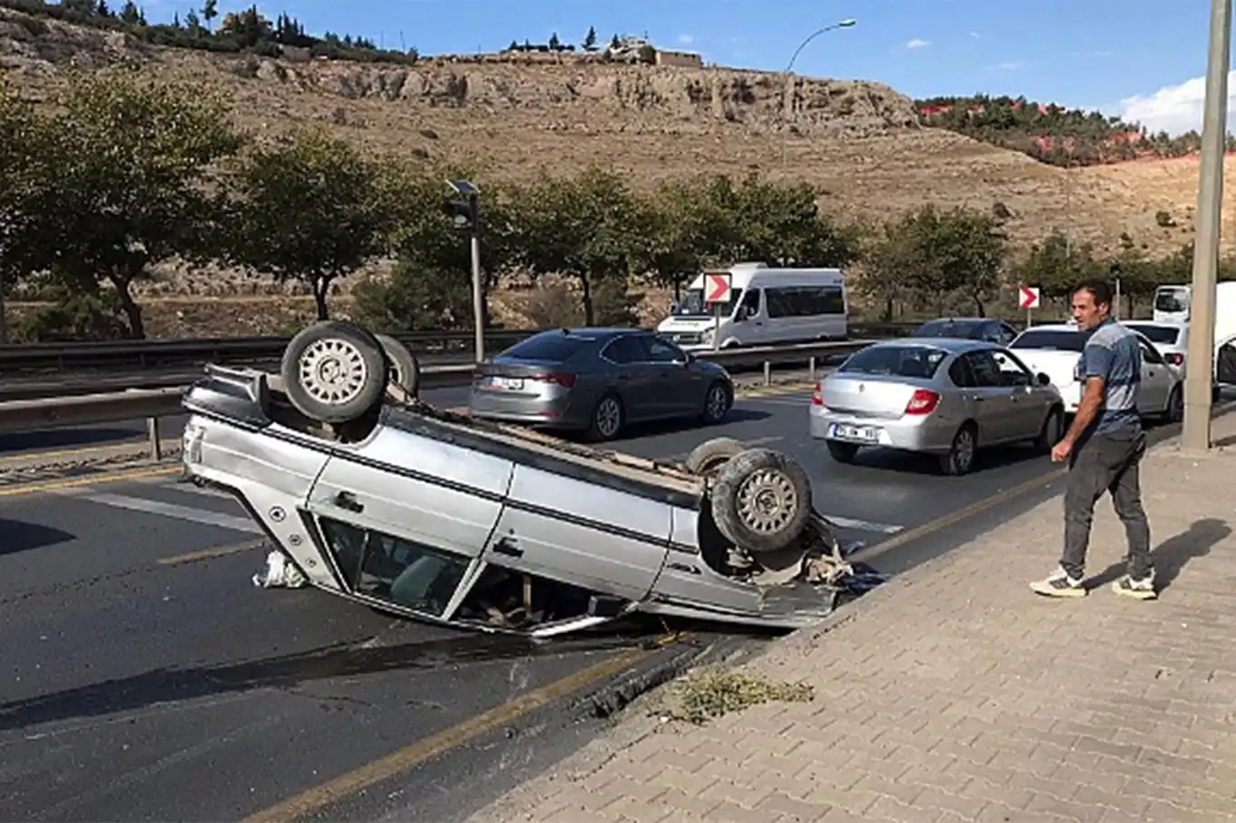 Şanlıurfa’da kontrolden çıkan otomobil takla atarak ters döndü: Sürücü yaralandı Şanlıurfa’da kontrolden çıkan otomobil takla atarak ters döndü: Sürücü yaralandı