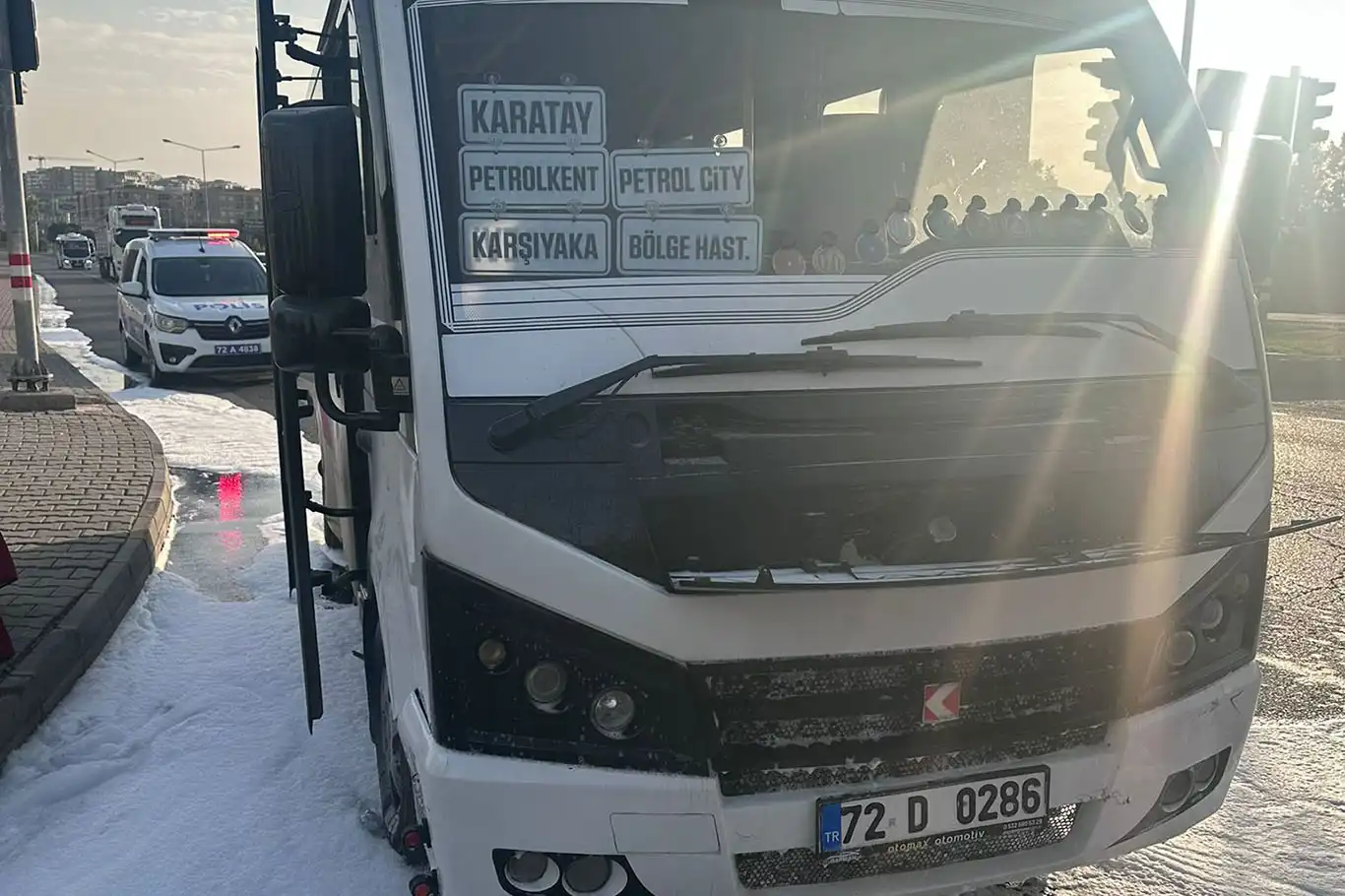 Batman'da seyir halindeki minibüste yangın paniği Batman'da seyir halindeki minibüste yangın paniği