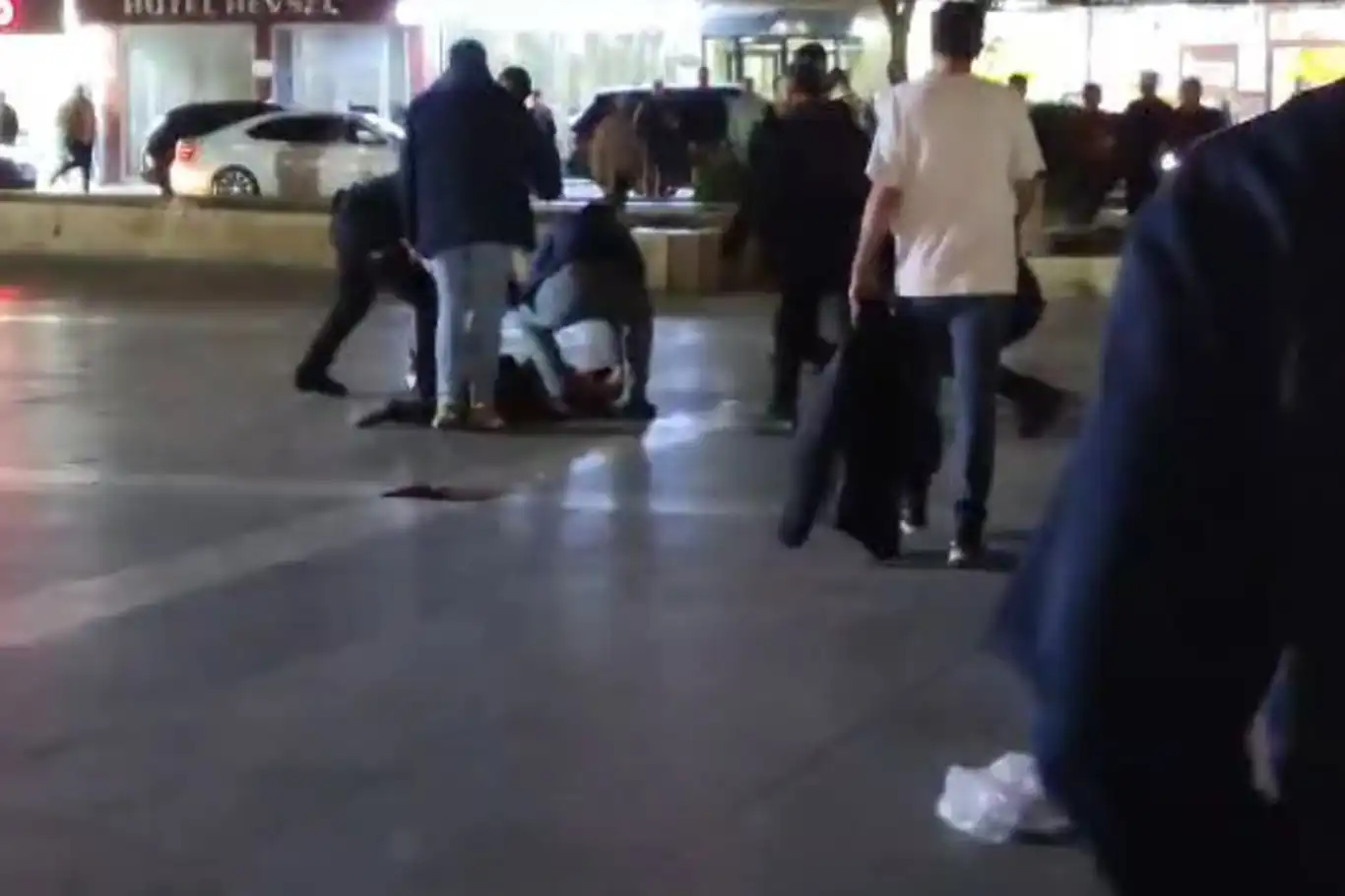 Sinir krizi geçiren şahıs çevredekilere saldırdı: 1 yaralı Sinir krizi geçiren şahıs çevredekilere saldırdı: 1 yaralı