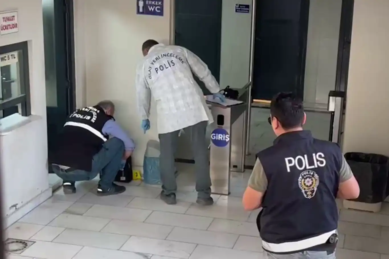 Cami tuvaleti önündeki çanta ve benzin paniğe neden oldu  Cami tuvaleti önündeki çanta ve benzin paniğe neden oldu