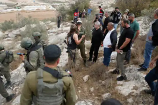 عصابات يهودية تواصل الاعتداء على الفلسطينيين وإحراق ممتلكاتهم في الضفة الغربية