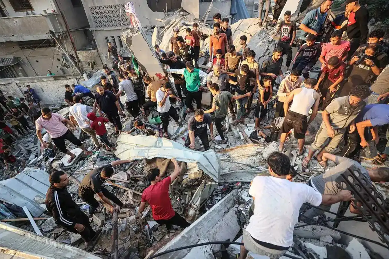 الجيش الصهيوني يخرق الهدنة ويستهدف سيارة مدنية في غزة الجيش الصهيوني يخرق الهدنة ويستهدف سيارة مدنية في غزة