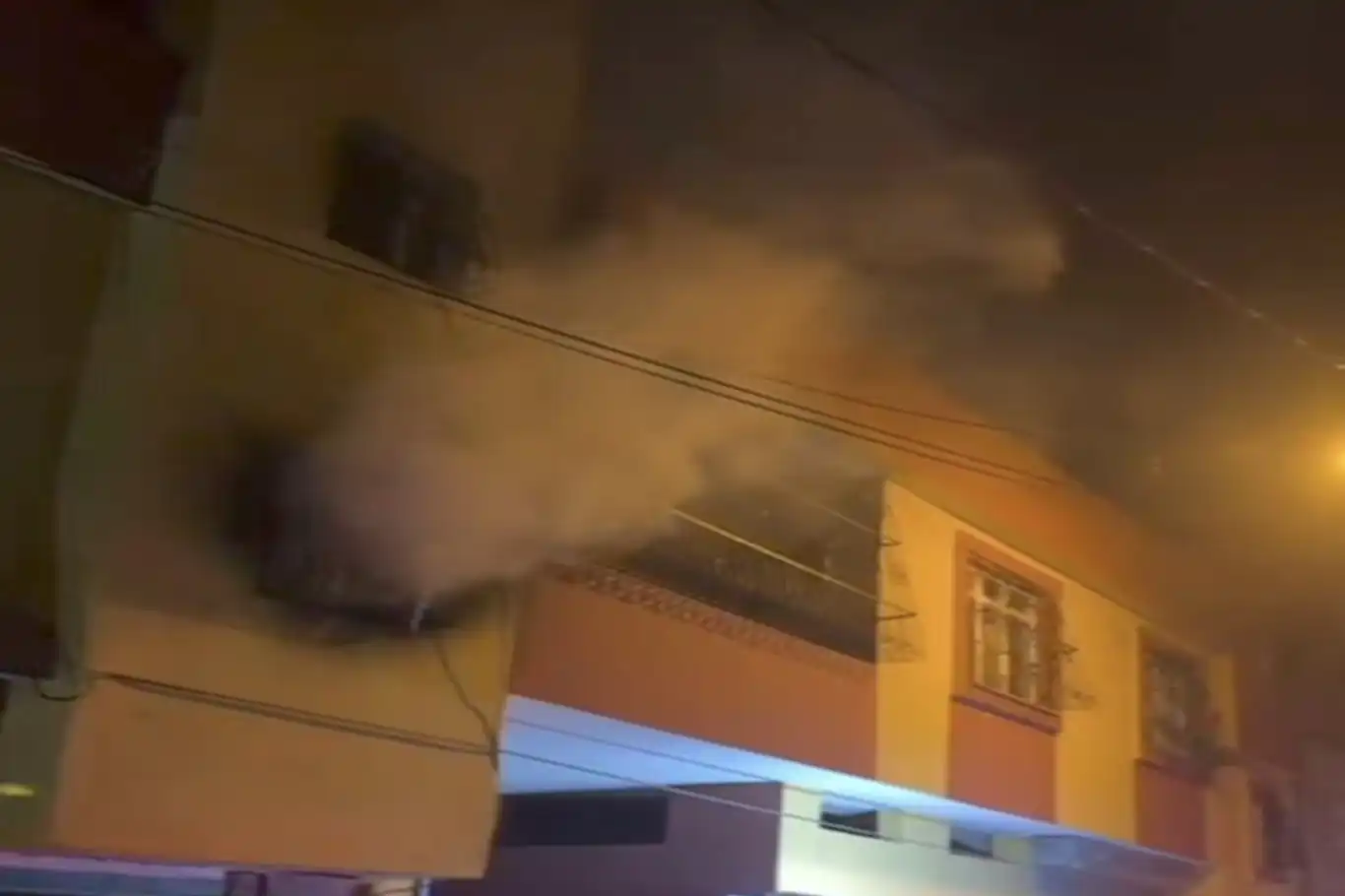 Adana'da müstakil evde yangın  Adana'da müstakil evde yangın