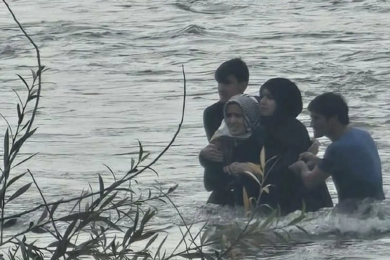 Elazığ’da Murat Nehri’nde mahsur kalan aileyi vatandaş kurtardı Elazığ’da Murat Nehri’nde mahsur kalan aileyi vatandaş kurtardı