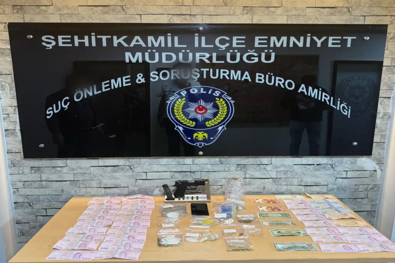 Gaziantep'te polis ekiplerinden silah ve uyuşturucu operasyonu Gaziantep'te polis ekiplerinden silah ve uyuşturucu operasyonu