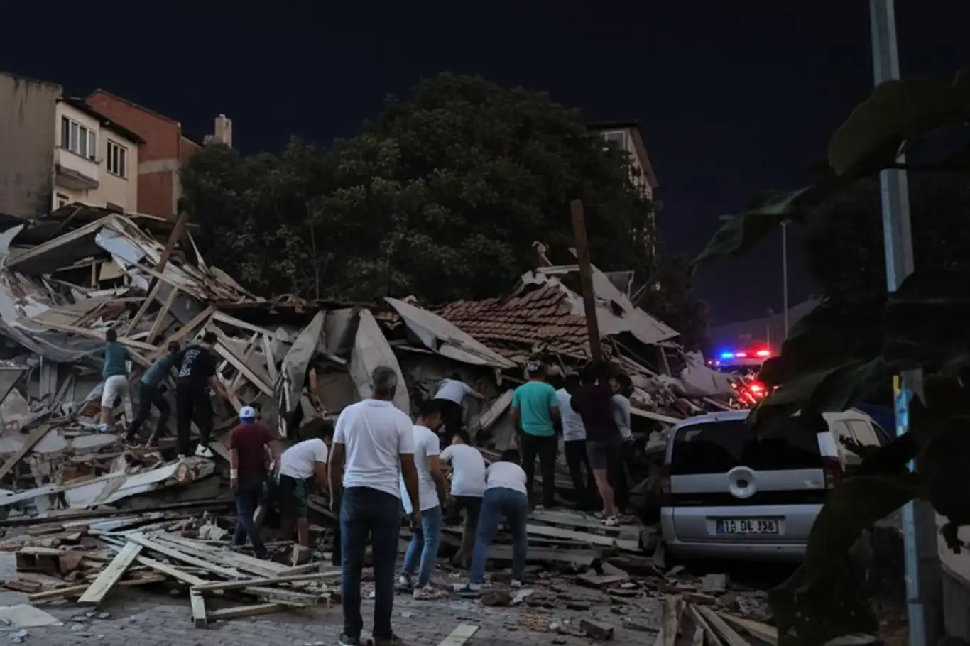 Sındırgı'da deprem sonrası sağanak yağış etkili oluyor Sındırgı'da deprem sonrası sağanak yağış etkili oluyor