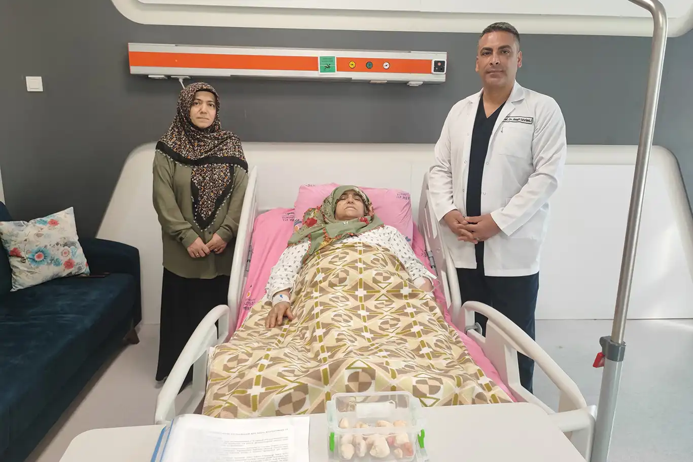Dizinde 24 adet taşlaşmış tümörle 15 yıldır yaşayan hasta sağlığına kavuştu Dizinde 24 adet taşlaşmış tümörle 15 yıldır yaşayan hasta sağlığına kavuştu
