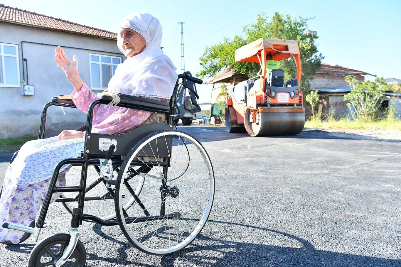 Yeşilyurt Belediyesi, 90 yaşındaki yaşlı kadının yol talebini yerine getirdi Yeşilyurt Belediyesi, 90 yaşındaki yaşlı kadının yol talebini yerine getirdi