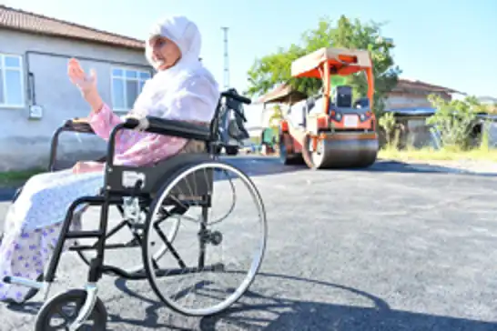 Yeşilyurt Belediyesi, 90 yaşındaki yaşlı kadının yol talebini yerine getirdi