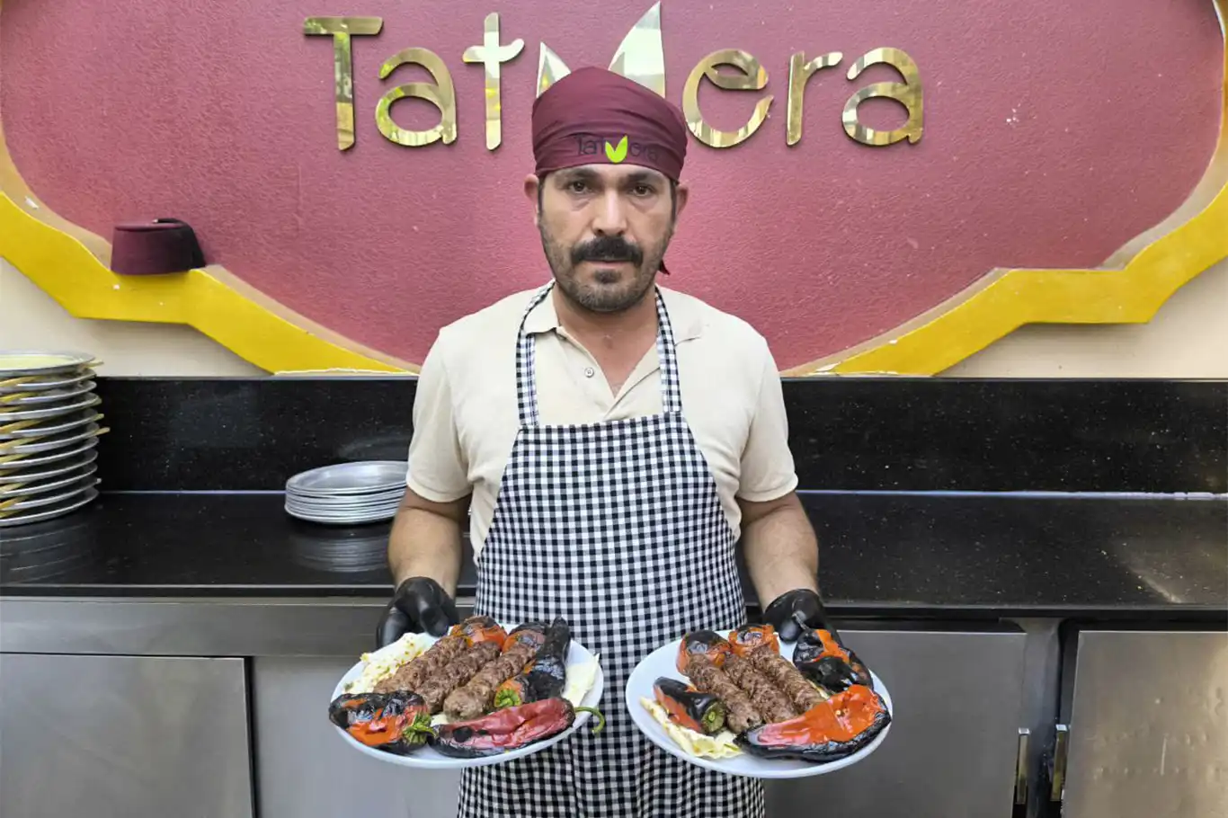 Şanlıurfalı Şemsettin usta sade kebap yapımının püf noktalarını anlattı Şanlıurfalı Şemsettin usta sade kebap yapımının püf noktalarını anlattı
