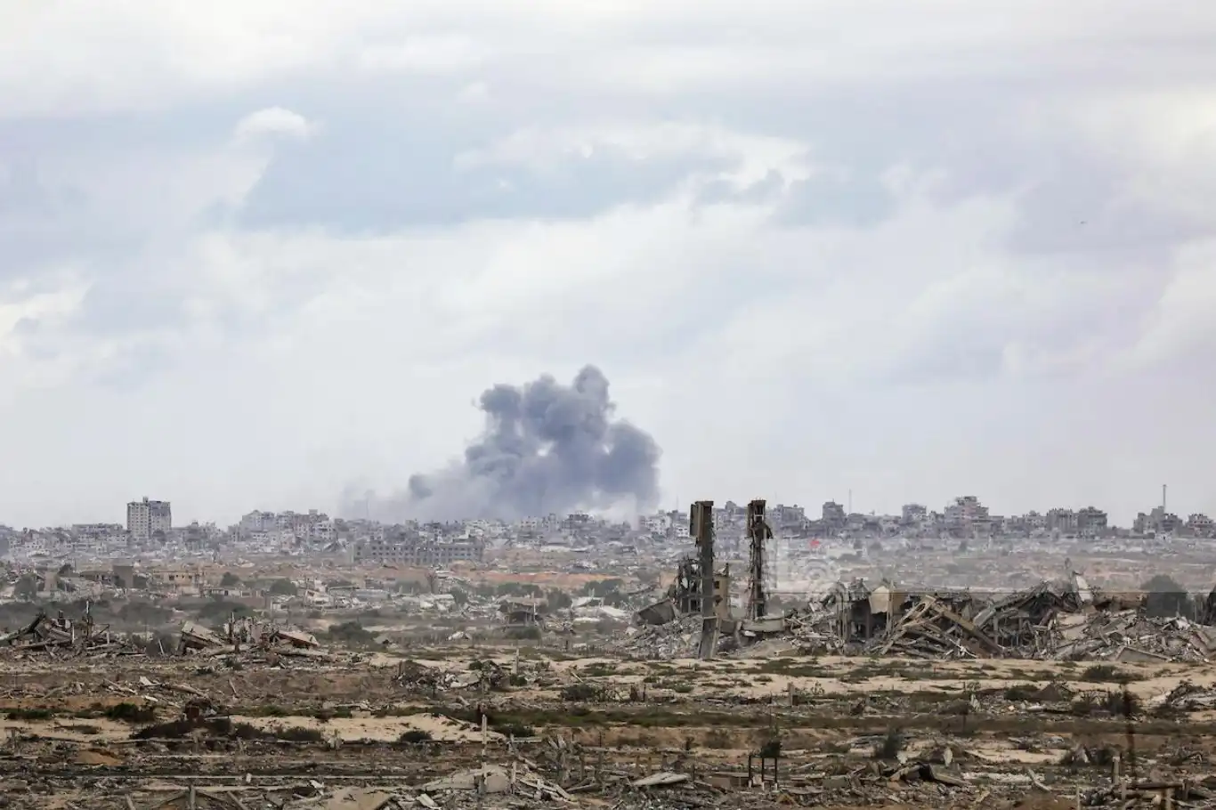 الاحتلال الصهيوني ينسف العديد من المنازل شرقي قطاع غزة الاحتلال الصهيوني ينسف العديد من المنازل شرقي قطاع غزة