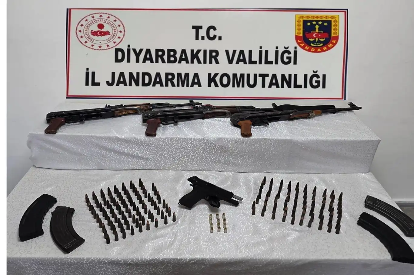 Diyarbakır’da eş zamanlı silah operasyonu Diyarbakır’da eş zamanlı silah operasyonu