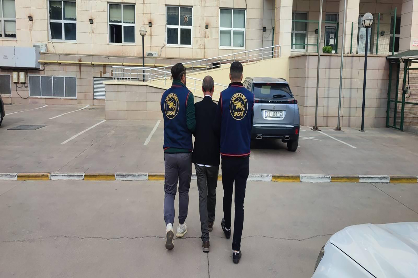 Kasten öldürme ve uyuşturucu suçlarından aranan 68 şahıs yakalandı Kasten öldürme ve uyuşturucu suçlarından aranan 68 şahıs yakalandı