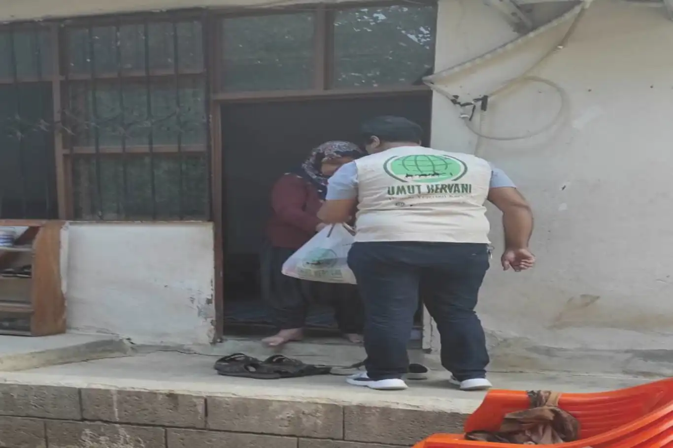 Umut Kervanı, Kozan’da muhtaç ailelere gıda yardımı yaptı Umut Kervanı, Kozan’da muhtaç ailelere gıda yardımı yaptı