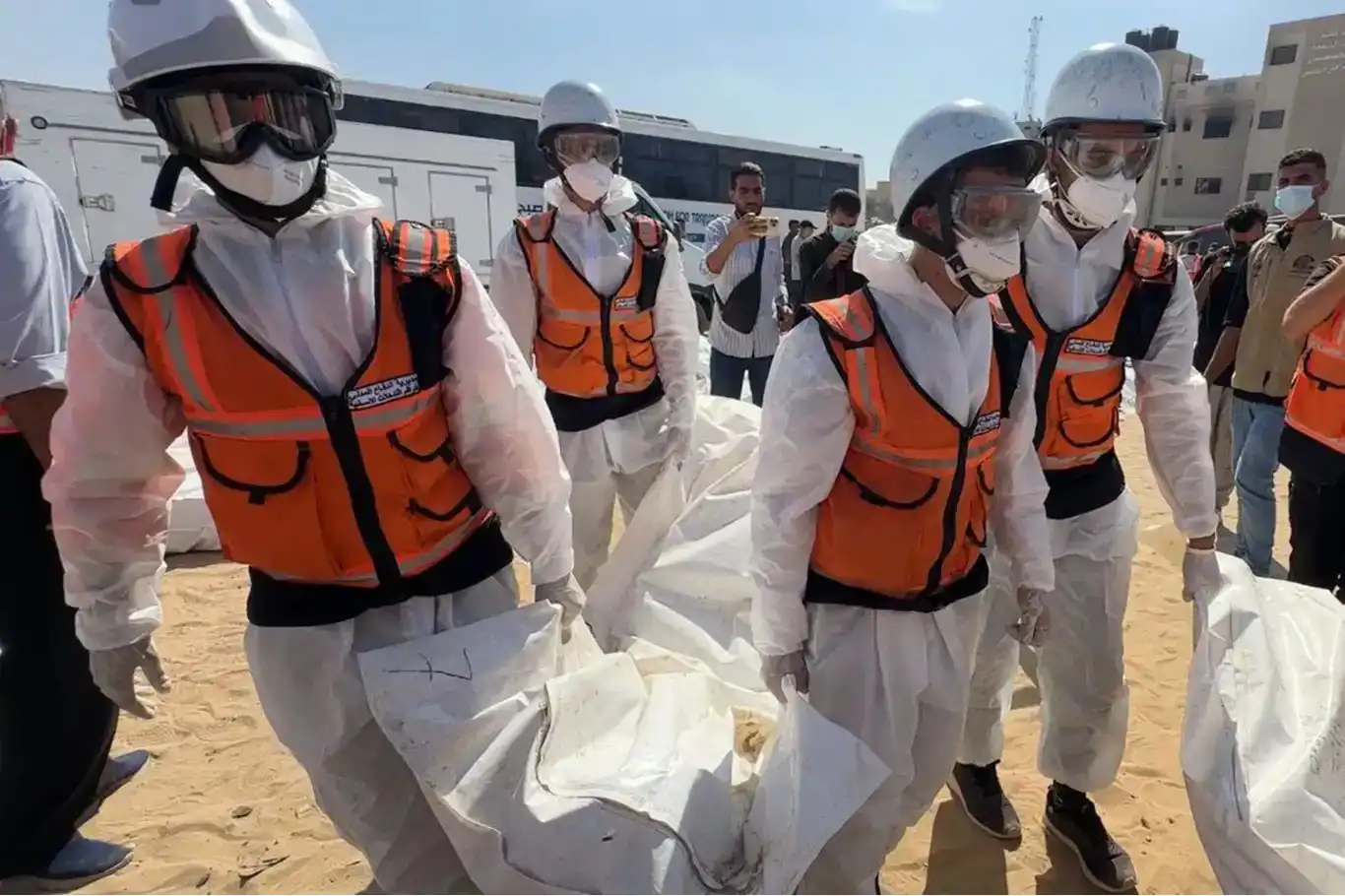 غزة: دفن 41 شهيداً مجهول الهوية سلمهتم قوات الاحتلال