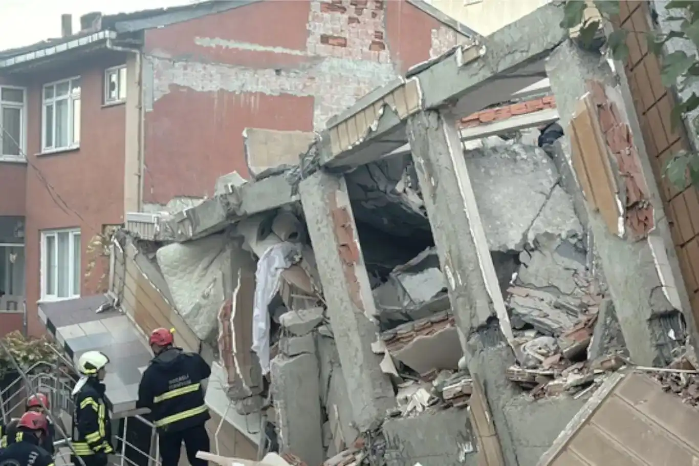 Li navçeya Gebze ya Qocaeliyê avahiyek heft qatî hilweşiya Li navçeya Gebze ya Qocaeliyê avahiyek heft qatî hilweşiya