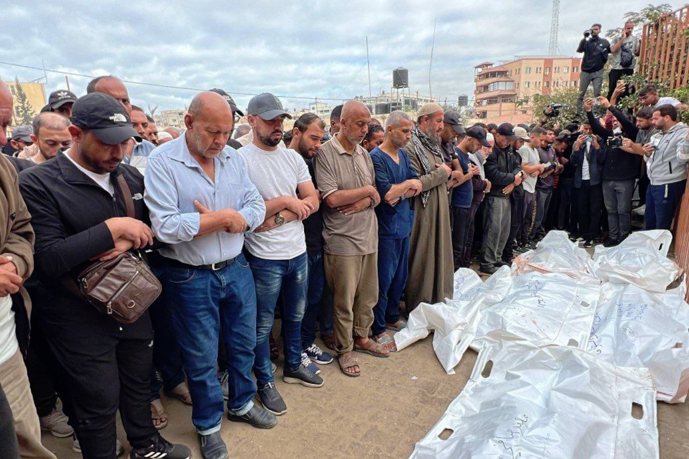 İşgal bombardımanında şehit düşenler defnediliyor İşgal bombardımanında şehit düşenler defnediliyor