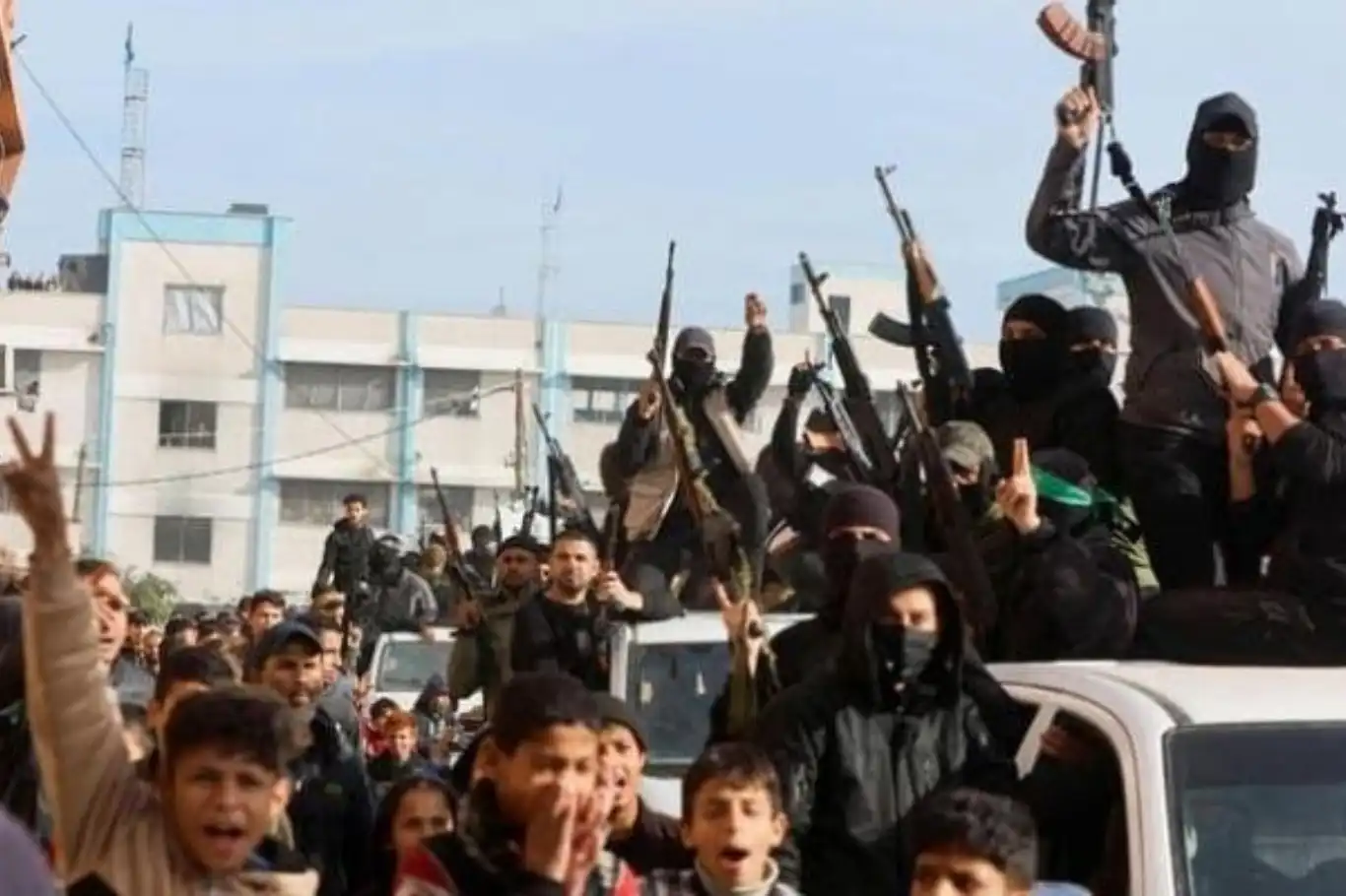 غزة.. أمن المقاومة يعتقل عصابة مسلحة متورطة في السلب والنهب خلال الحرب غزة.. أمن المقاومة يعتقل عصابة مسلحة متورطة في السلب والنهب خلال الحرب