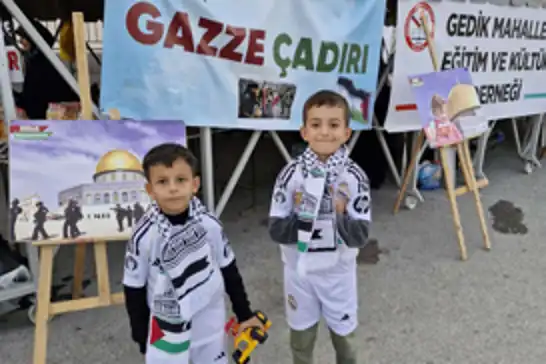Mahalle sakinlerinden Gazzeli çocuklara anlamlı destek