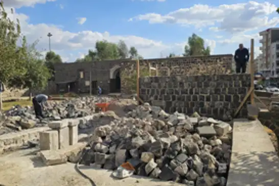 Yıkılan tarihi yapı yeniden yapılmaya başlandı