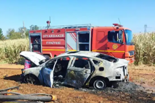 Diyarbakır'da seyir halindeki otomobil yandı