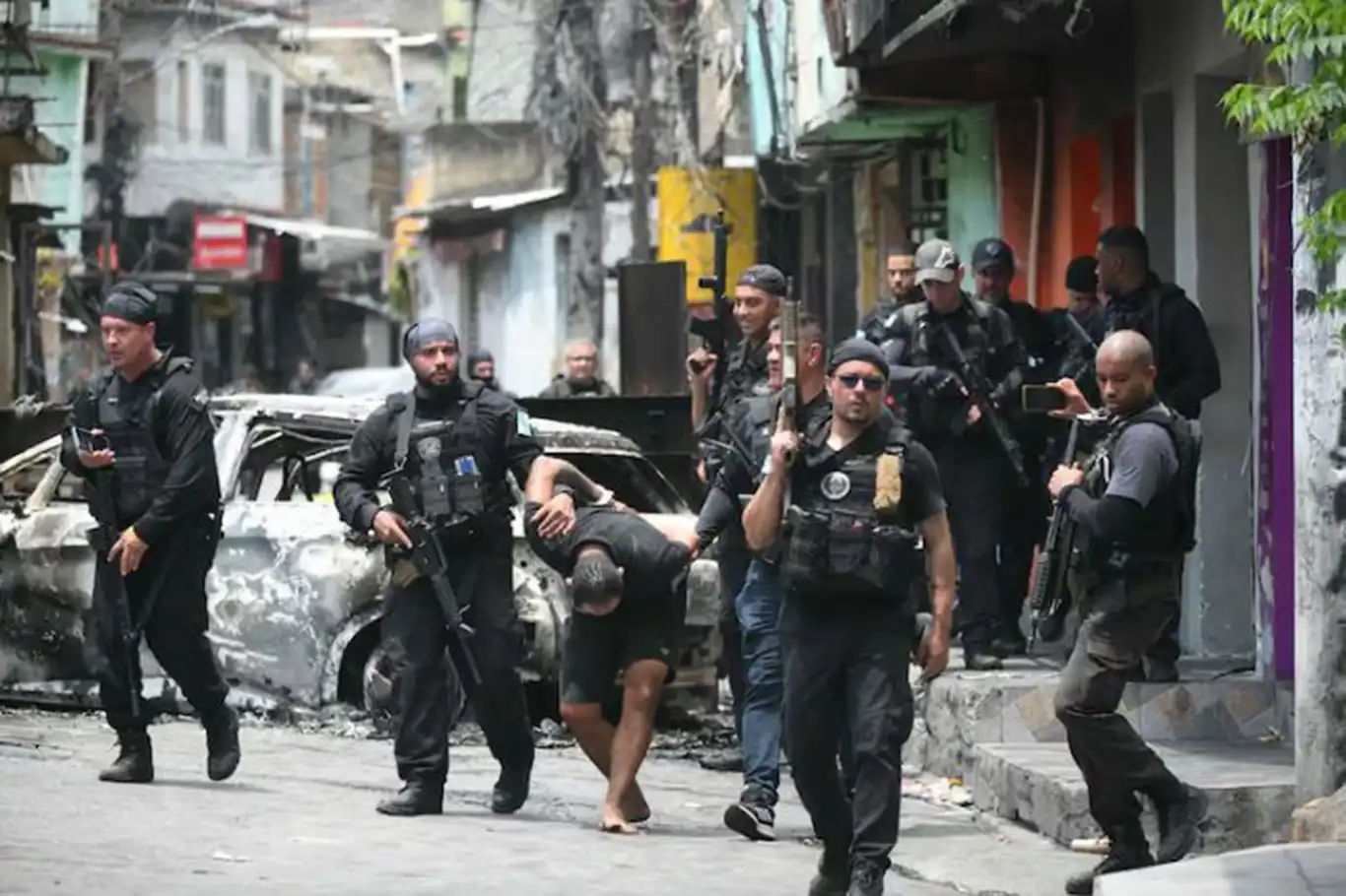 Brezilya'da favela operasyonunda ölü sayısı 132'ye yükseldi Brezilya'da favela operasyonunda ölü sayısı 132'ye yükseldi