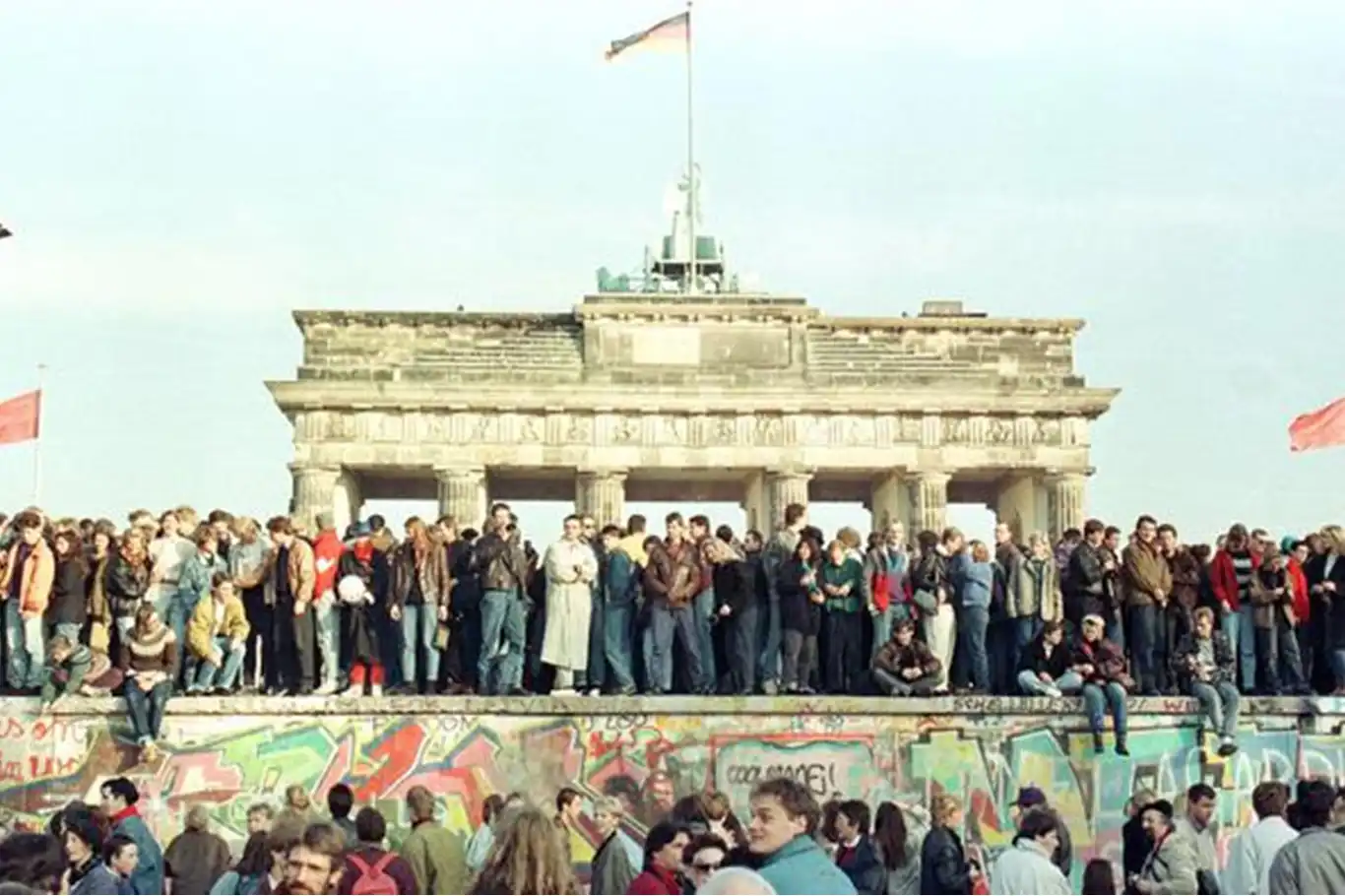 Berlin Duvarı'nın Yıkılışı ve 2+4 Antlaşması: Alman Birleşmesinin Tarihi Berlin Duvarı'nın Yıkılışı ve 2+4 Antlaşması: Alman Birleşmesinin Tarihi