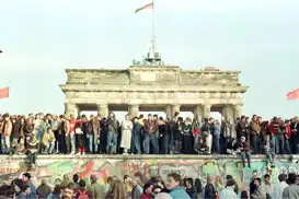 Berlin Duvarı'nın Yıkılışı ve 2+4 Antlaşması: Alman Birleşmesinin Tarihi Berlin Duvarı'nın Yıkılışı ve 2+4 Antlaşması: Alman Birleşmesinin Tarihi