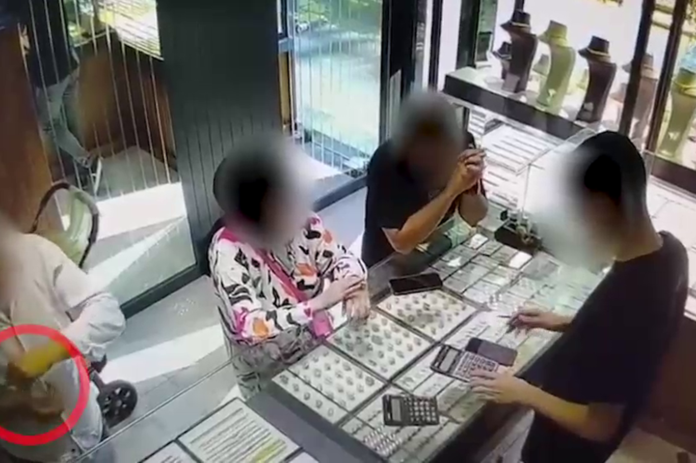 Siirt'te kuyumcuya sahte altın satan 3 kişi yakalandı: 1 tutuklama Siirt'te kuyumcuya sahte altın satan 3 kişi yakalandı: 1 tutuklama
