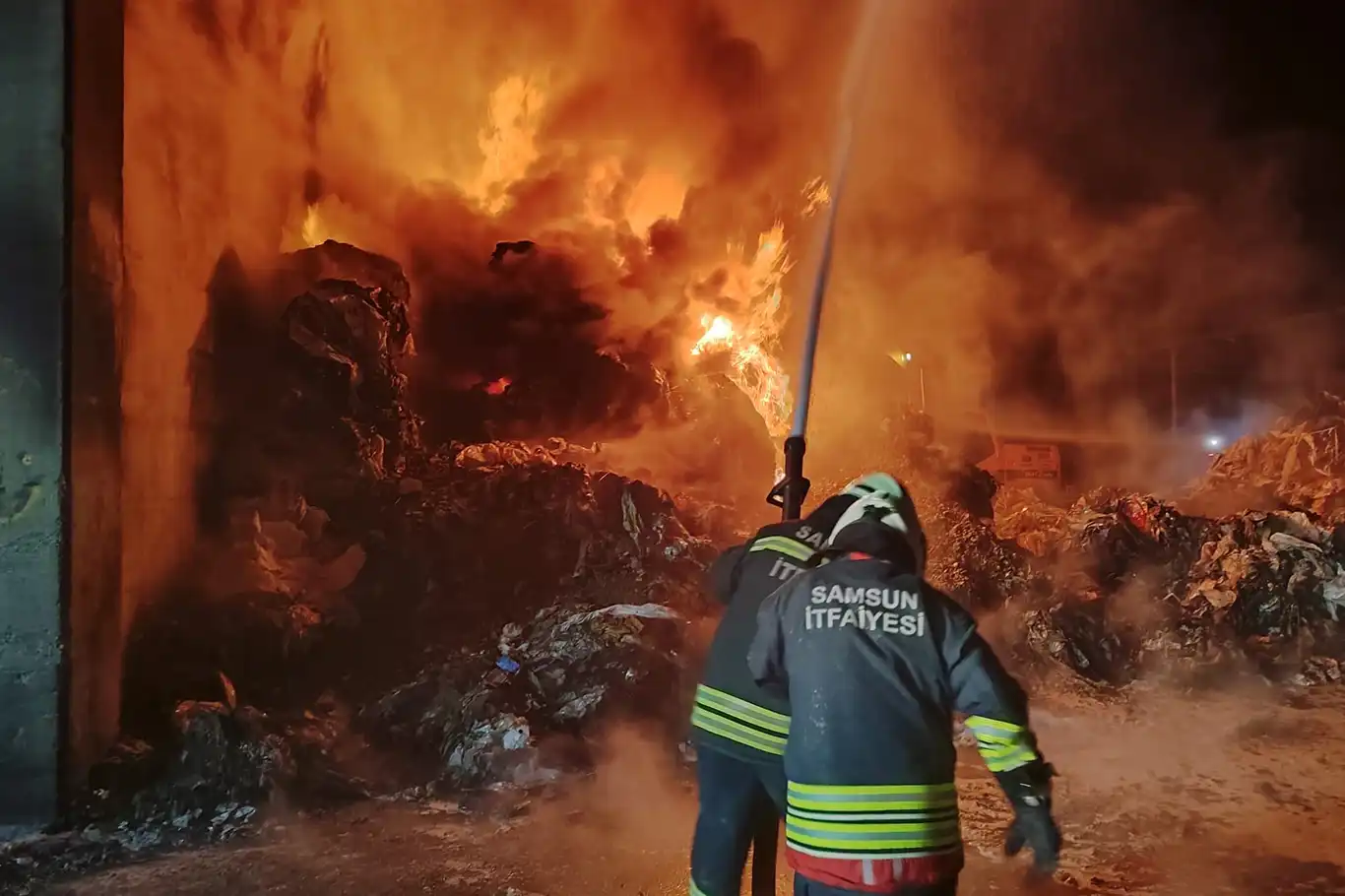 Samsun'da geri dönüşüm fabrikasında yangın