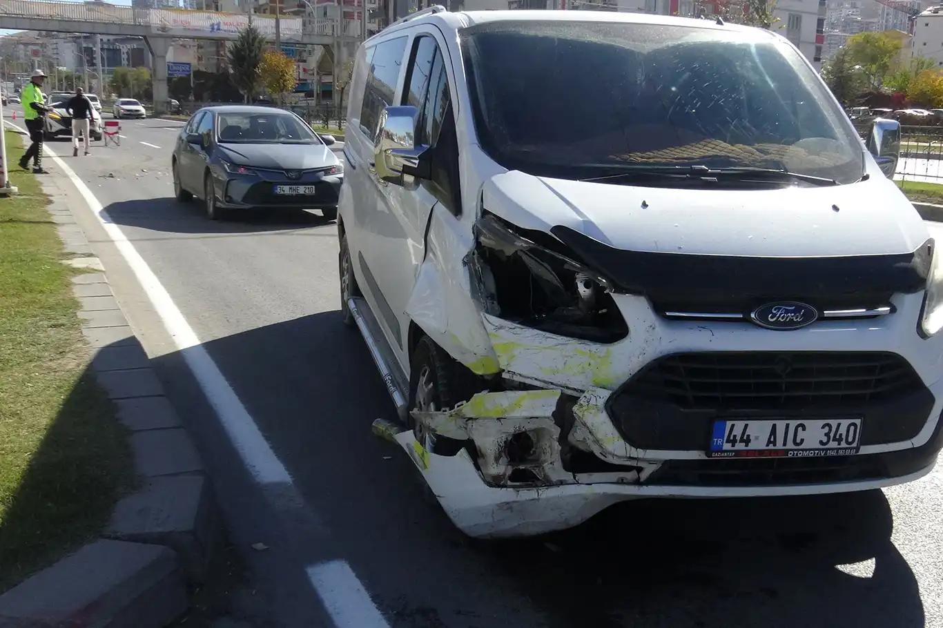 Transit ticari taksiye çarptı: Bir yaralı