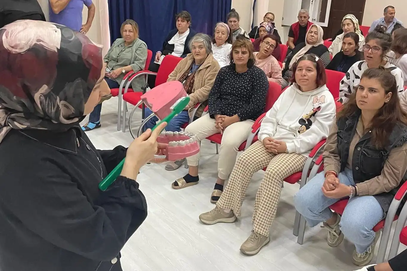 Batman'da özel gereksinimli bireylere ağız ve diş sağlığı eğitimi verildi Batman'da özel gereksinimli bireylere ağız ve diş sağlığı eğitimi verildi