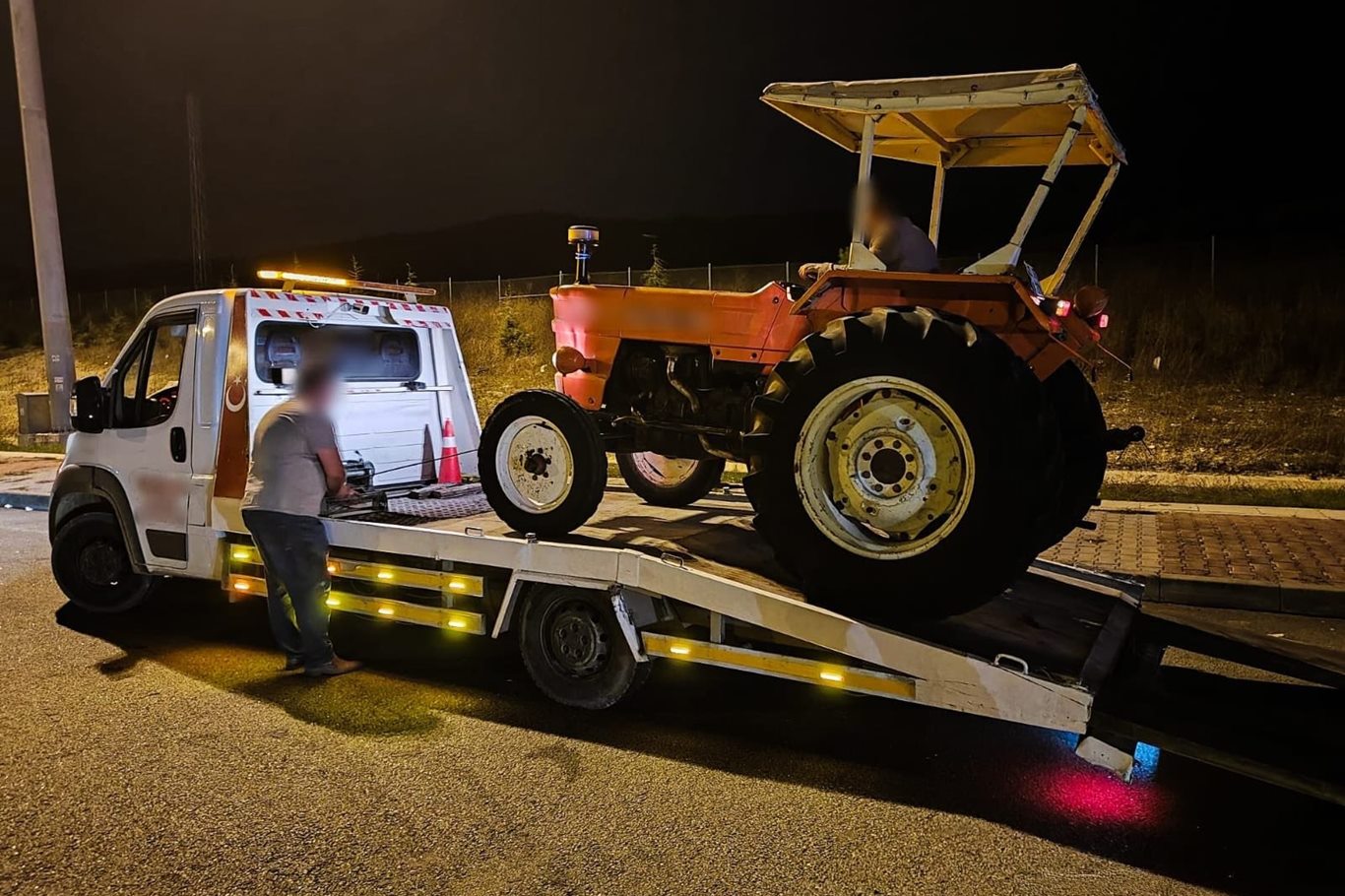 Otoyolda traktörle seyreden sürücüye ceza: Traktör trafikten men edildi Otoyolda traktörle seyreden sürücüye ceza: Traktör trafikten men edildi