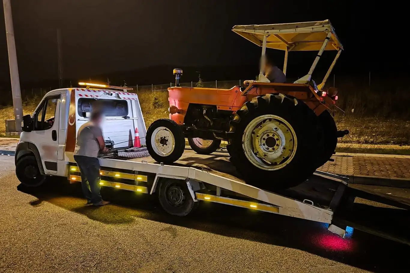 Otoyolda traktörle seyreden sürücüye ceza: Traktör trafikten men edildi Otoyolda traktörle seyreden sürücüye ceza: Traktör trafikten men edildi