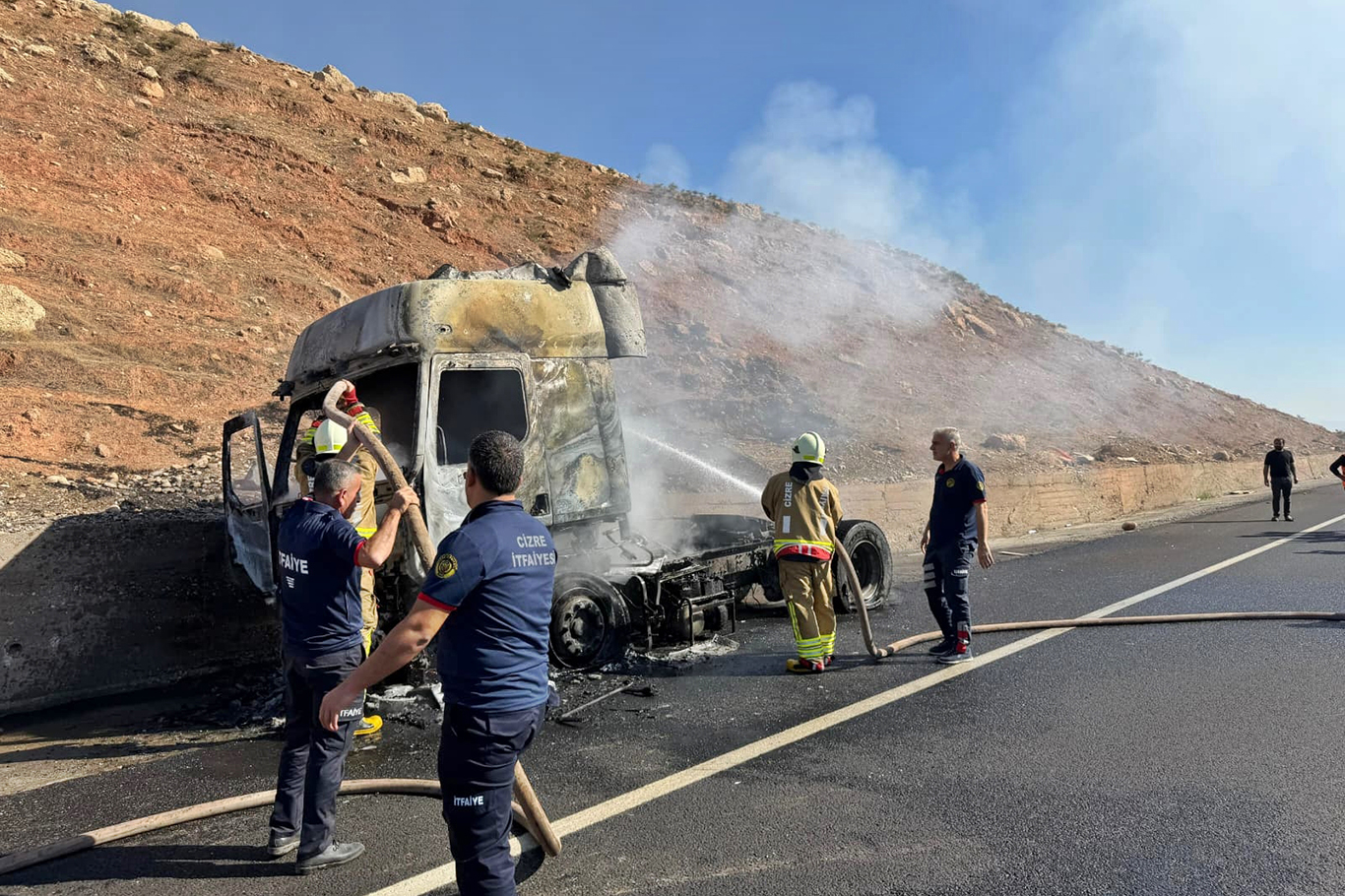 Şırnak’ta yanan tır kullanılamaz hale geldi Şırnak’ta yanan tır kullanılamaz hale geldi