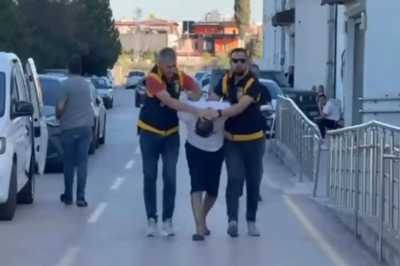 Adana’da 7 yaşındaki çocuğu darbeden şüpheli yakalandı Adana’da 7 yaşındaki çocuğu darbeden şüpheli yakalandı