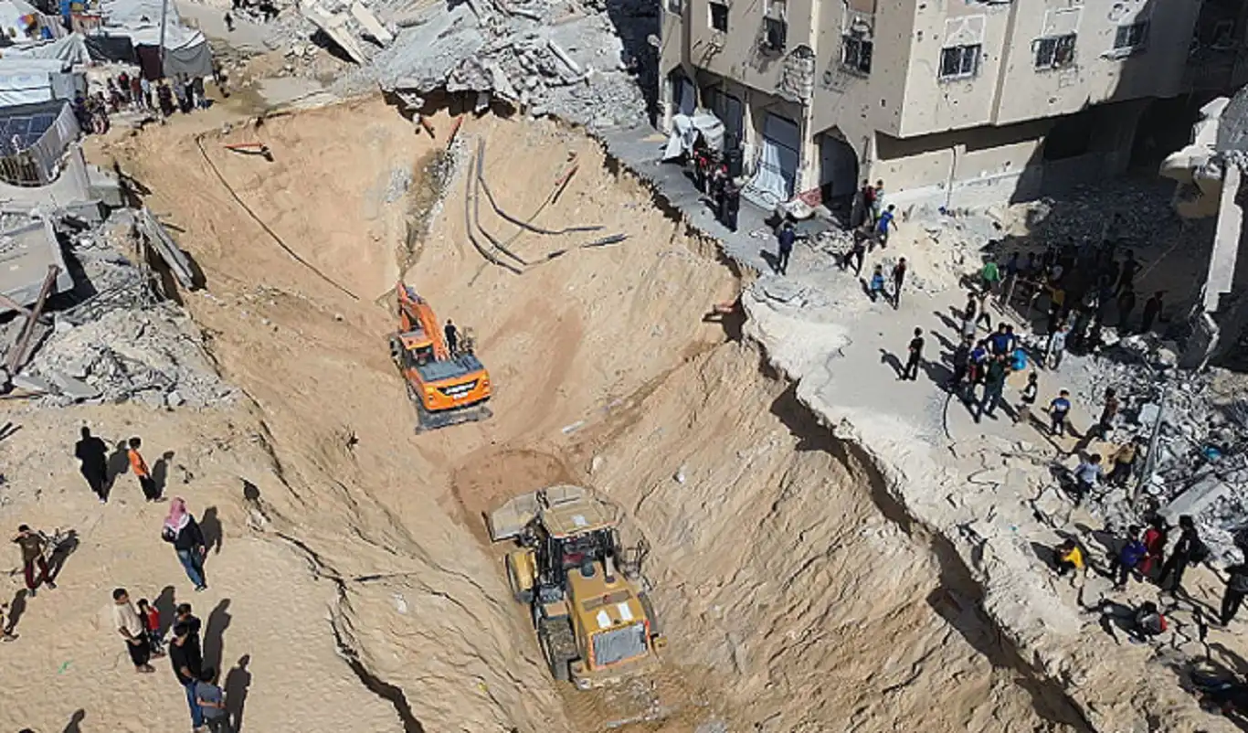 كتائب القسام تسلم الصليب الأحمر جثتي أسيرين إسرائيليين كتائب القسام تسلم الصليب الأحمر جثتي أسيرين إسرائيليين