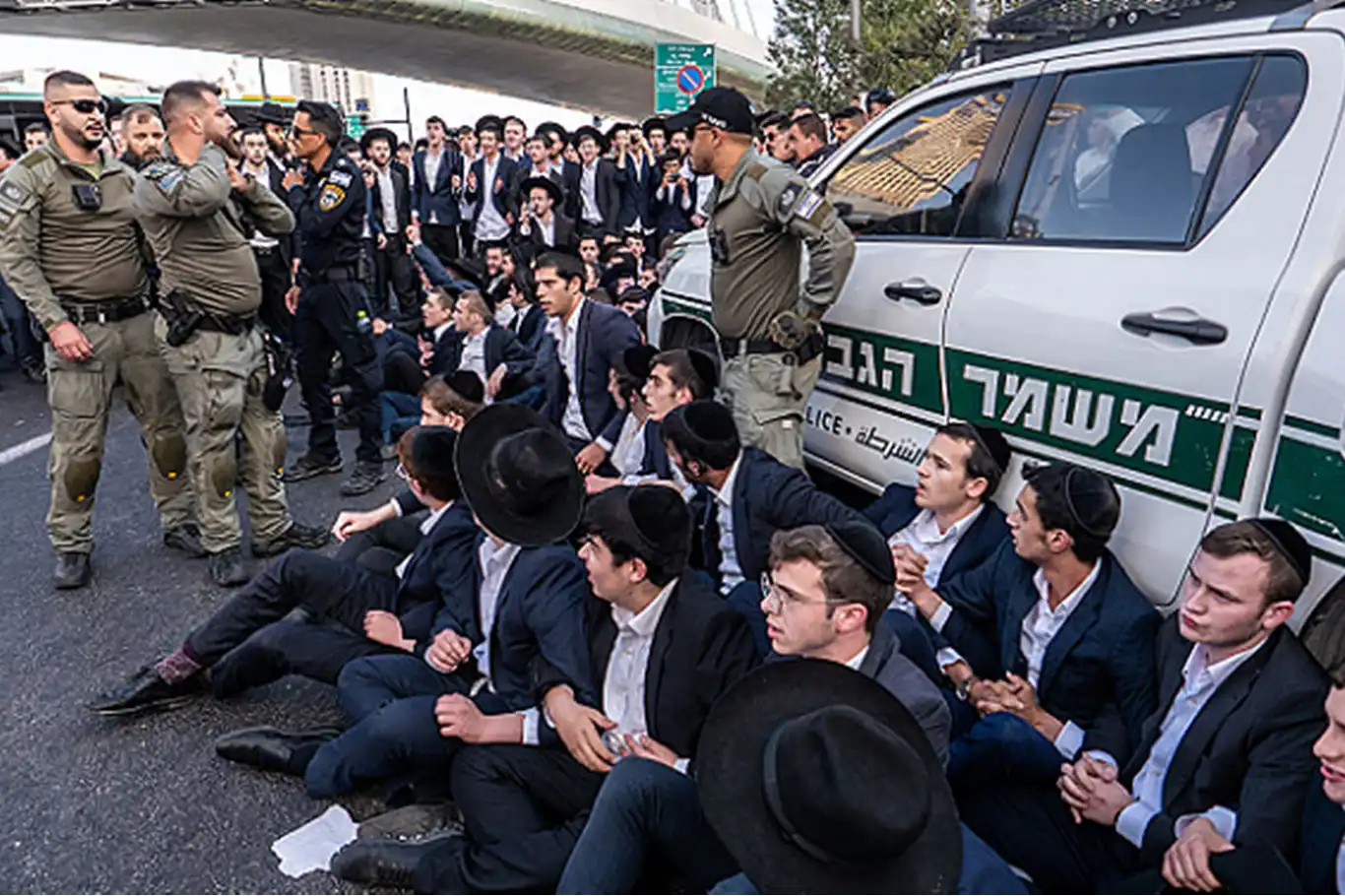 Yüz binlerce ultra-Ortodoks Yahudi, zorunlu askerliğe karşı gösteri düzenledi Yüz binlerce ultra-Ortodoks Yahudi, zorunlu askerliğe karşı gösteri düzenledi