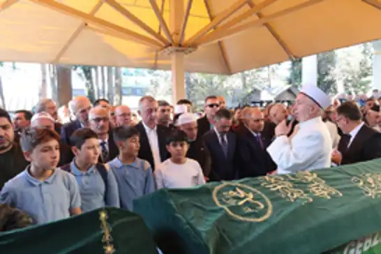 Kocaeli’de çöken binada hayatını kaybeden Bilir ailesi toprağa verildi