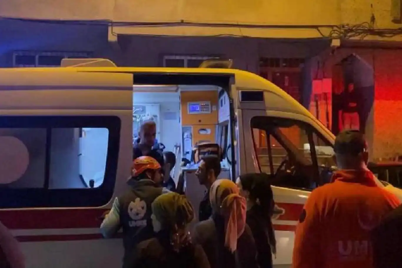 İstanbul'da 5 katlı binada yangın: 15 kişi dumandan etkilendi İstanbul'da 5 katlı binada yangın: 15 kişi dumandan etkilendi