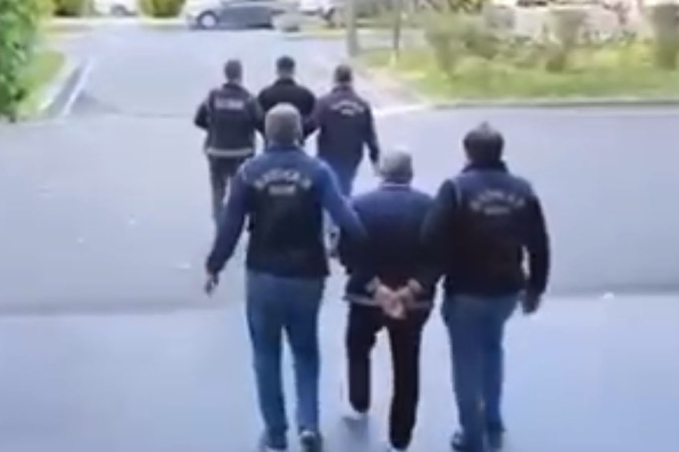 Batman'da operasyonda kaleşnikof ve çok sayıda fişek ele geçirildi Batman'da operasyonda kaleşnikof ve çok sayıda fişek ele geçirildi