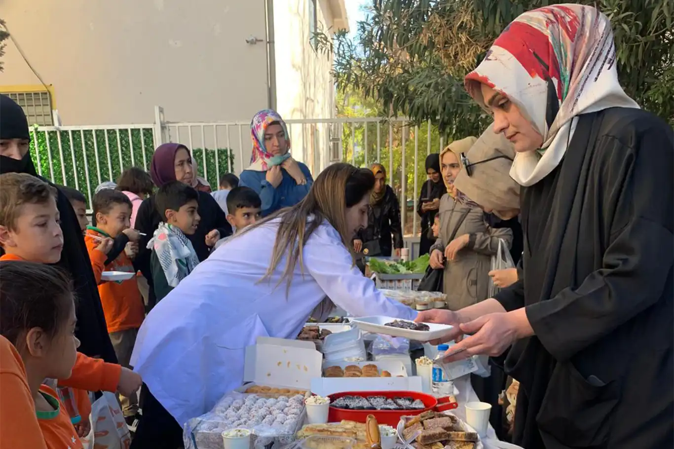 Şanlıurfa’da ‘İyilikte Buluşalım’ kermesi Filistin için düzenlendi Şanlıurfa’da ‘İyilikte Buluşalım’ kermesi Filistin için düzenlendi