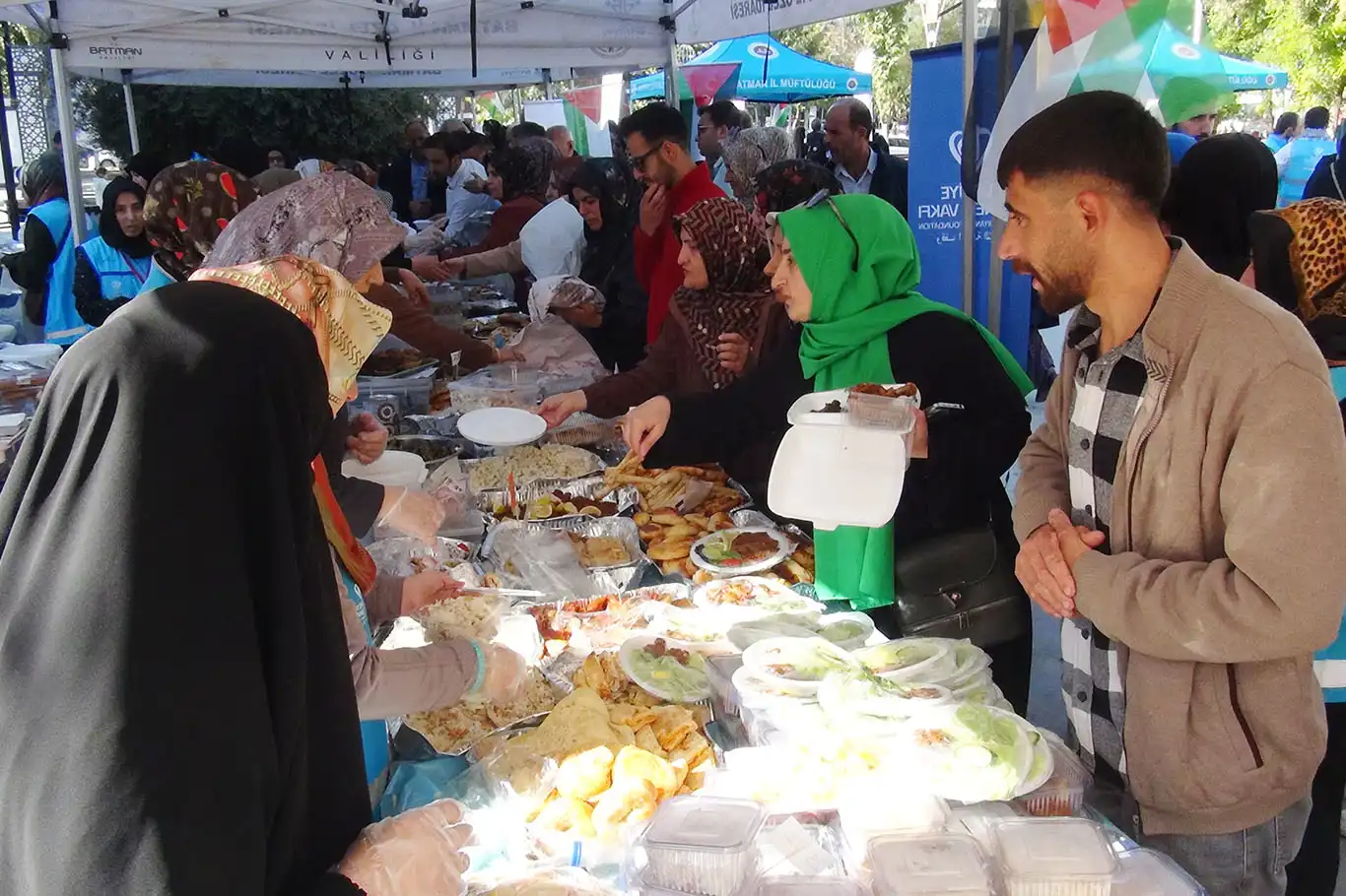 Batman'da Gazze için "Hayır Çarşısı" düzenlendi Batman'da Gazze için "Hayır Çarşısı" düzenlendi